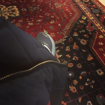 Min fot och mattan i väntrummet på min läkarmottagning