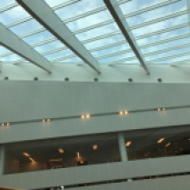 En del av taket är av glas.