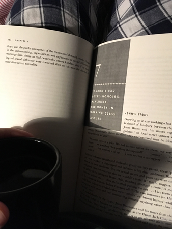 Kaffe och läsning på sängen