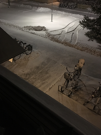 Snö och cyklar januarimorgon utanför köksfönstret