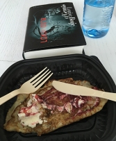 Pannkakor och boken Blodlokan till lunch