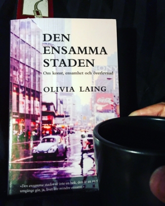 Boken Den ensamma staden och kaffe på sängen