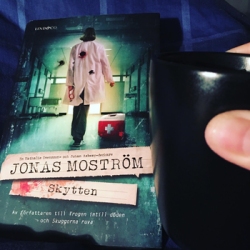 Jonas Moströms bok Skytten och kaffemugg
