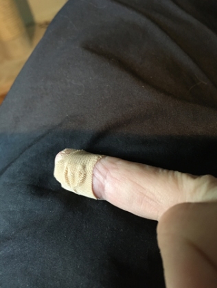 Plåster på ett finger