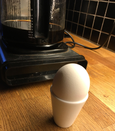 Kokt ägg bredvid kaffebryggaren