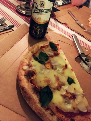 En halv ostpizza och Staropramenöl