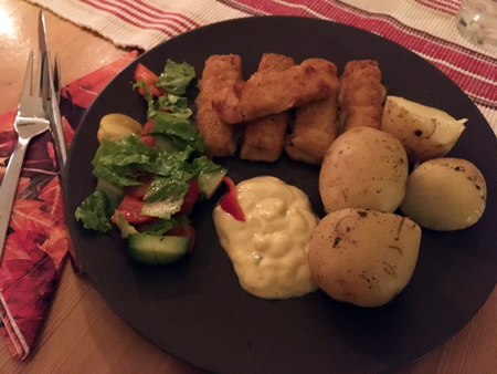 Fiskpinnar med potatis grönsaker och remouladsås