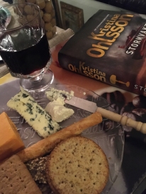 Vin ost kex och boken Stormvakt