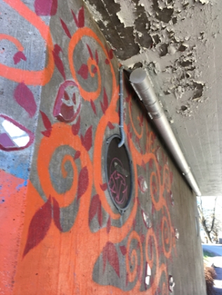 Graffitti och färgavskrap i gångtunnel