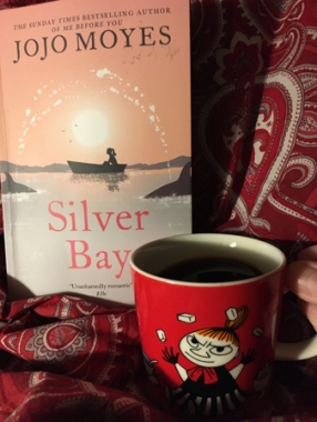 Jojo Moyes bok Silver Bay och kaffe på sängen i Lilla Mymugg