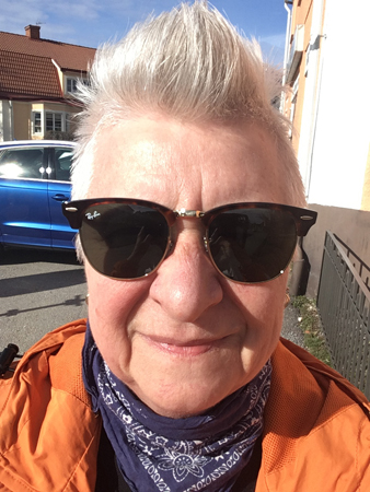 Selfie i solbrillor o orange jacka