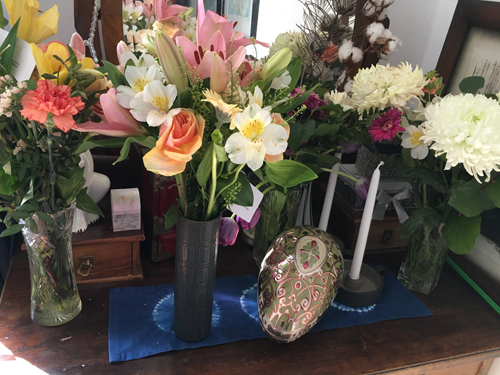 Födelsedagsblommor i fyra vaser i st f sex
