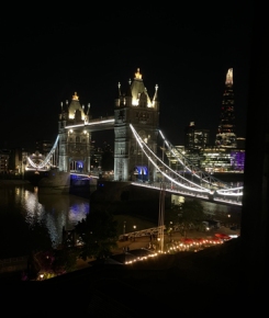 Tower bridge by night sedd från hotellfönstret