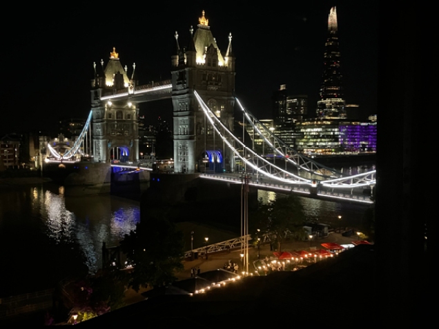 Tower bridge by night från hotellfönstret breddarbild