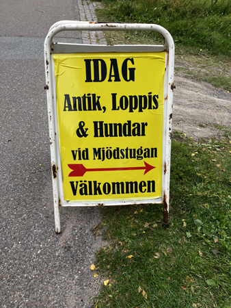 Skylt Antik loppis o hundar Gamla Uppsala 18 juli 22