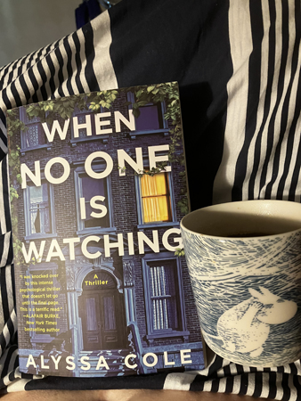 Boken When no one is watching o kaffe på sängen