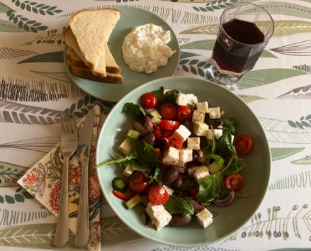 Grekisk sallad bröd tzatziki och ett glas rödvin