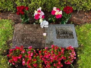 Graven med fyra buketter rosor och isbegonior