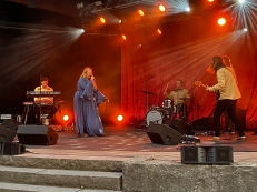 Sarah Klang och bandet på scenen i Parksnäckan