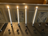 Fyra ljus för morföräldrar och föräldrar i Motala kyrka