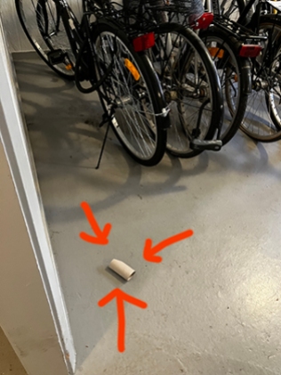 Toapappersrulle i cykelrummet i källlaren