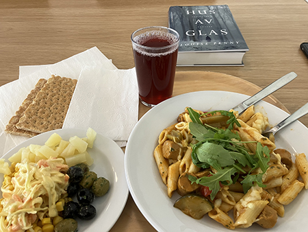Vegetarisk pasta och boken Hus av glas till lunch