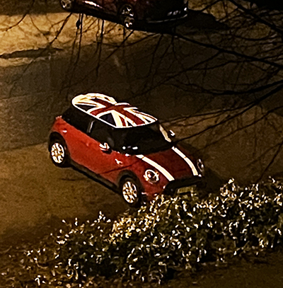 Mini Cooper med Union Jack på taket på parkeringen