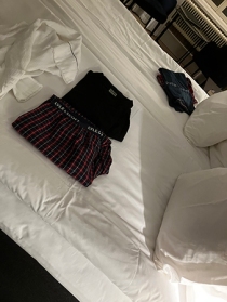 Pyjamasar på sängen på Reisen