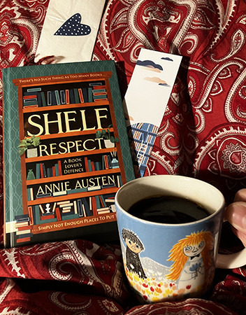 Boken Shelf respect och kaffe på sängen