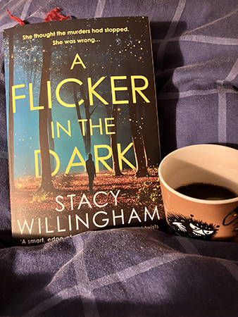 Boken A flicker in the dark och kaffe på sängen