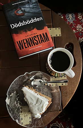 Boken Dödsbädden morotskaka och kaffe