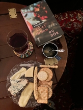 Ostassiett rödvin och boken Livet innan du dör