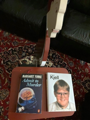 Böckerna Admit to murder och Kjell