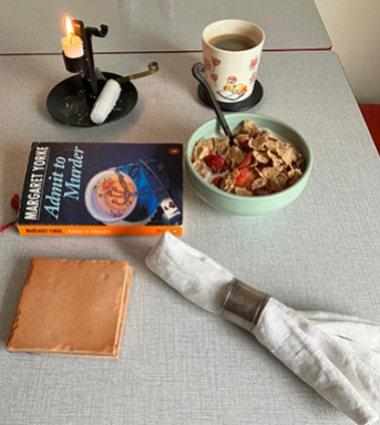 Måndagsfrukost med tänt ljus o boken Admit to murder