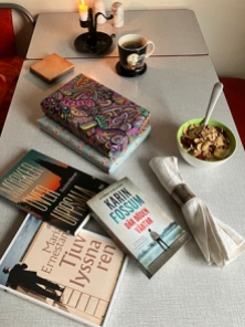 Frukostbordet med tänt ljus böcker och paket
