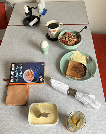 Söndagsfrukost med ägg rostat bröd fil kaffe boken Admit to murder